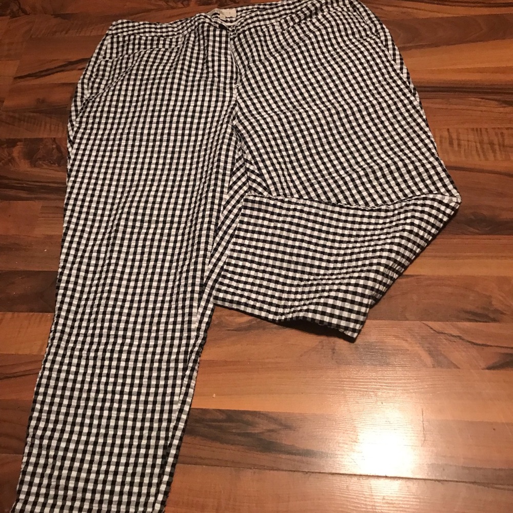 SOLD!!!Black/white checkered capris